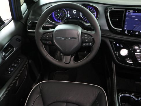 New 2026 Chrysler Pacifica Limited image 17