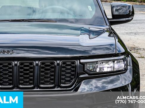 Used 2025 Jeep Grand Cherokee Altitude AWD/4WD image 15