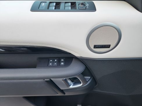 Used 2025 Land Rover Discovery S image 25