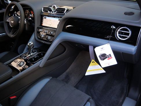 Used 2025 Bentley Bentayga AWD/4WD image 21