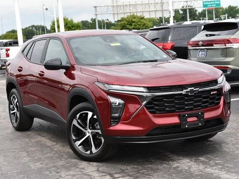 Used 2025 Chevrolet Trax RS w/ Driver Confidence Package FWD image 2