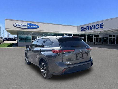 Used 2021 Toyota Highlander XLE FWD image 6