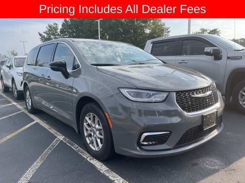 Used 2025 Chrysler Pacifica Select FWD image 9