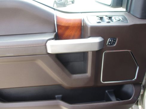 Used 2018 Ford F150 King Ranch w/ Equipment Group 601A Luxury AWD/4WD image 40