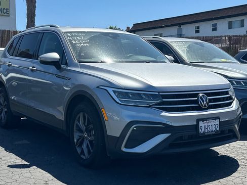 Used 2023 Volkswagen Tiguan SE FWD image 2