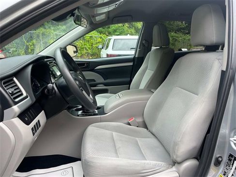 Used 2019 Toyota Highlander LE image 23