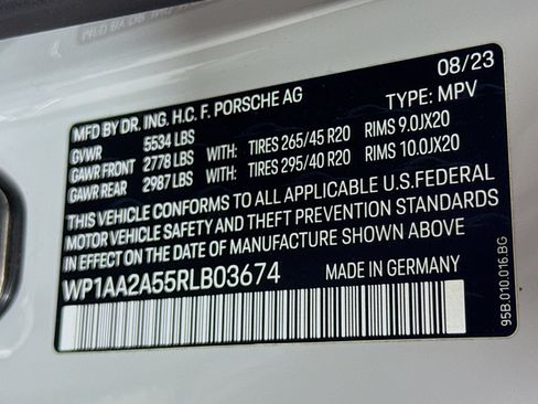 Certified 2024 Porsche Macan AWD/4WD image 33