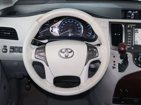 Used 2014 Toyota Sienna XLE w/ XLE Premium Package FWD image 18