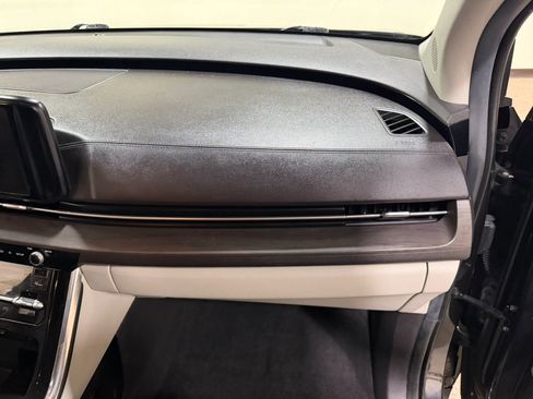 Used 2023 Kia Carnival EX FWD image 32