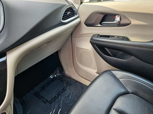 Used 2023 Chrysler Pacifica Touring-L FWD image 33