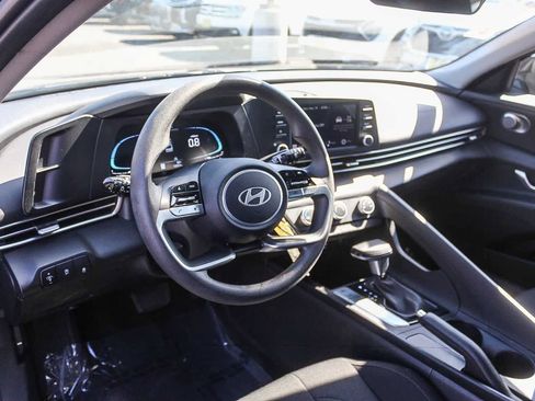 Certified 2025 Hyundai Elantra SE FWD image 22