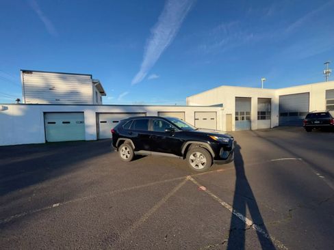 Used 2025 Toyota RAV4 XLE image 16