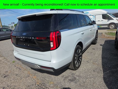 Used 2025 Ford Expedition Platinum w/ Driver's Package AWD/4WD image 7