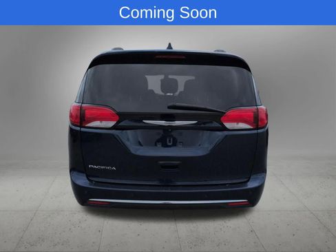 Used 2017 Chrysler Pacifica Touring-L FWD image 5