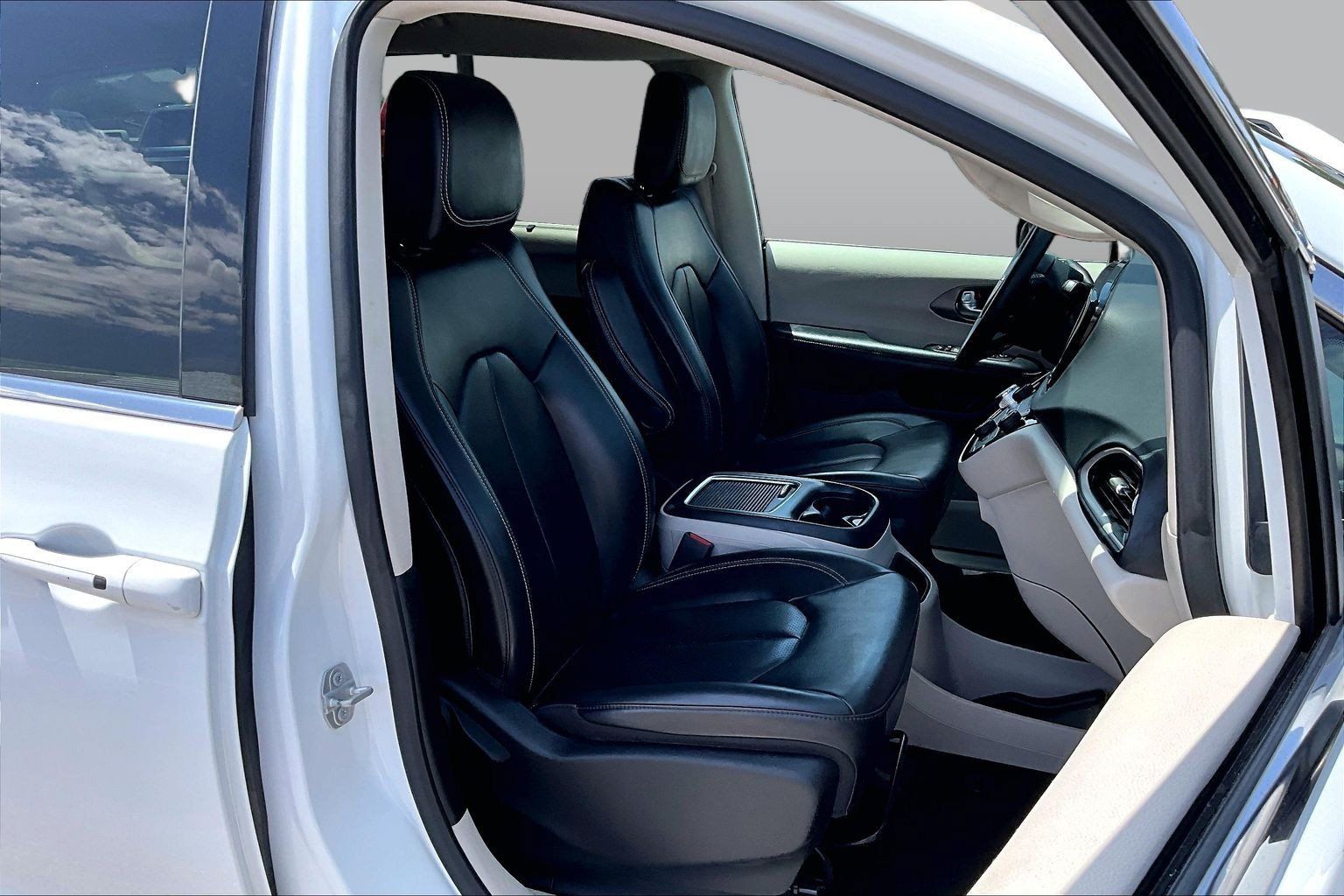 Used 2023 Chrysler Pacifica Touring-L FWD image 7