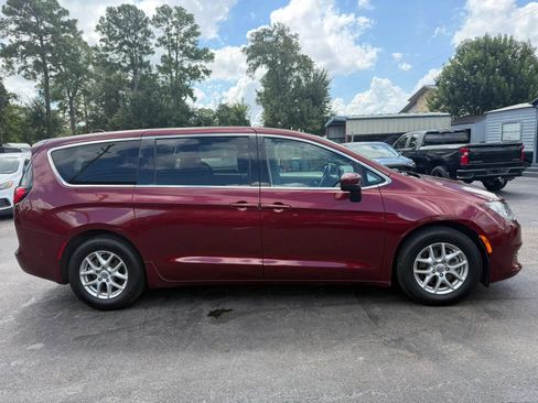 Used 2022 Chrysler Voyager LX FWD image 4