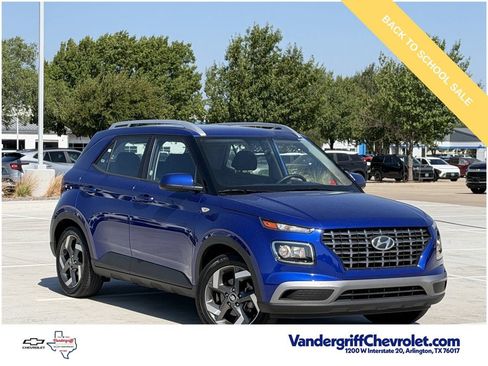 Used 2025 Hyundai Venue SEL FWD image 2