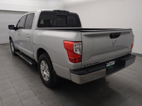 Used 2018 Nissan Titan SV image 5