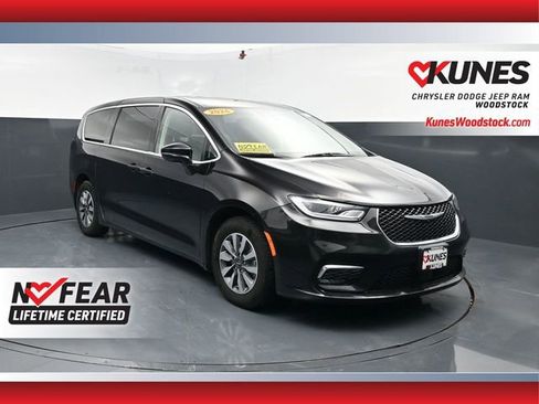 Used 2024 Chrysler Pacifica Select image 1