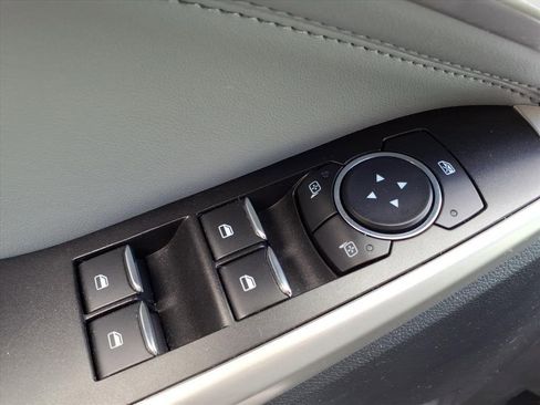 Used 2022 Ford Explorer XLT w/ Equipment Group 202A image 17