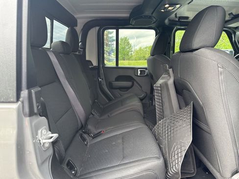 Used 2022 Jeep Gladiator Mojave AWD/4WD image 16