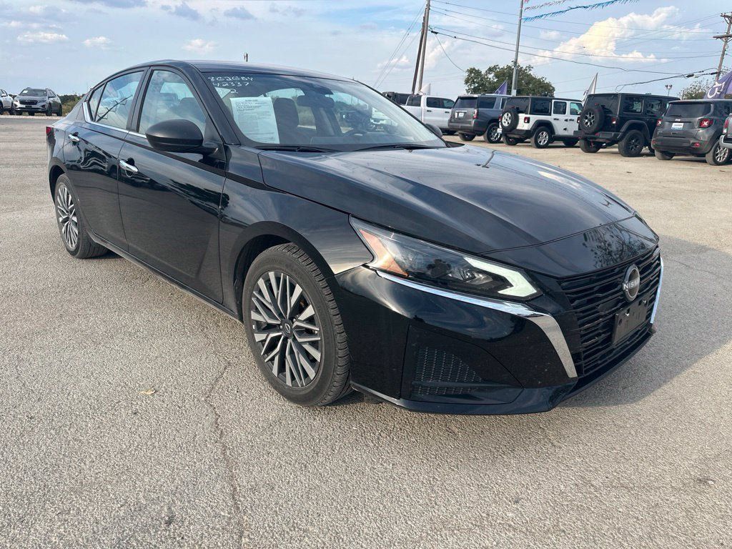 Used 2025 Nissan Altima 2.5 SV FWD image 2