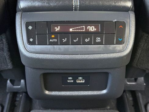 Used 2025 Nissan Pathfinder SV image 9