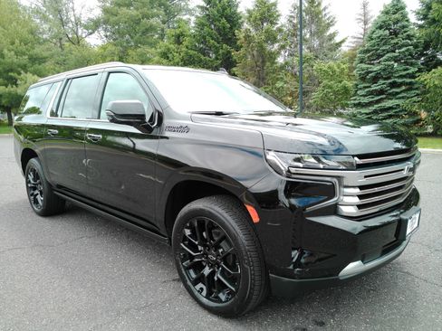 Certified 2023 Chevrolet Suburban High Country AWD/4WD image 2
