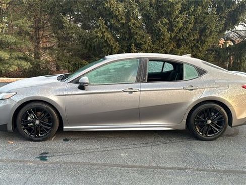 Used 2025 Toyota Camry SE image 9