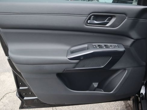 New 2025 Nissan Pathfinder SV w/ Black Appearance Package image 18