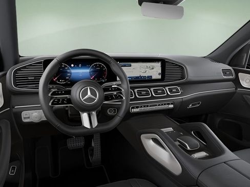 Used 2025 Mercedes-Benz GLS 450 4MATIC image 2