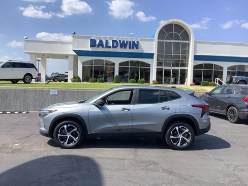 Used 2024 Chevrolet Trax RS w/ Sunroof Package image 4