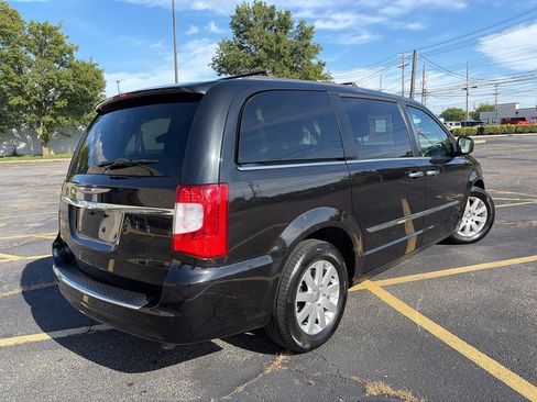 Used 2015 Chrysler Town & Country Touring w/ Driver Convenience Group FWD image 10