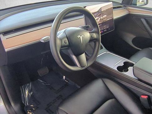 Used 2025 Tesla Model Y Long Range image 10