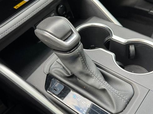 Used 2024 Toyota Highlander XLE image 19