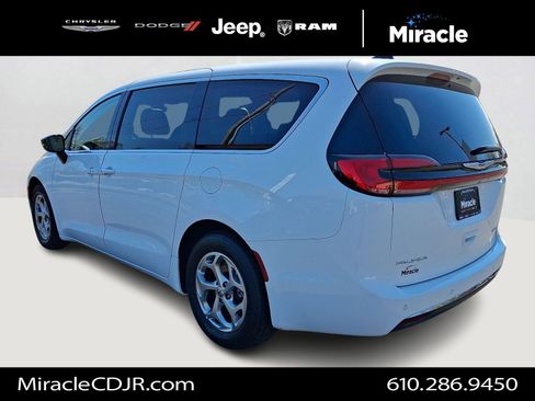 Used 2024 Chrysler Pacifica Limited FWD image 4