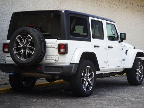 Used 2024 Jeep Wrangler Unlimited AWD/4WD image 8