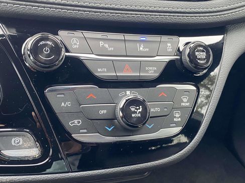 New 2026 Chrysler Pacifica Select image 9