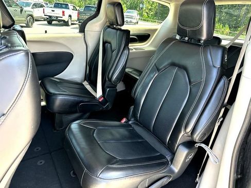 Used 2023 Chrysler Pacifica Touring-L FWD image 18