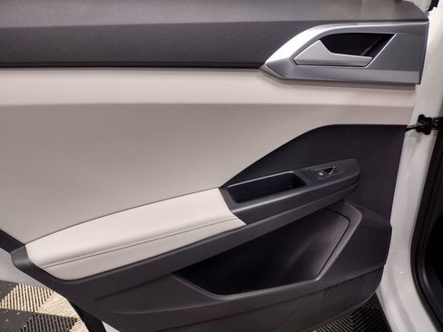 New 2025 Volkswagen Taos SE image 22