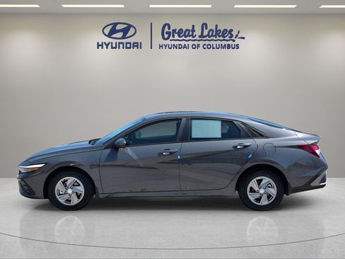 New 2026 Hyundai Elantra SE FWD image 2