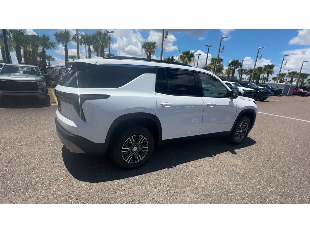 Used 2025 Chevrolet Traverse LT FWD image 2