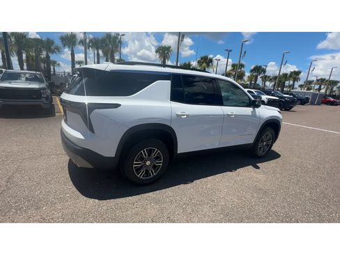 Used 2025 Chevrolet Traverse LT FWD image 2