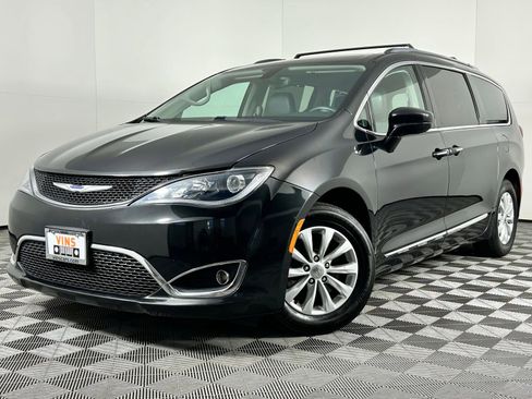 Used 2018 Chrysler Pacifica Touring-L w/ Premium Audio Group image 40