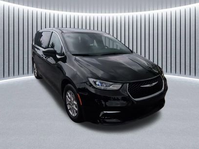Used 2025 Chrysler Pacifica Select