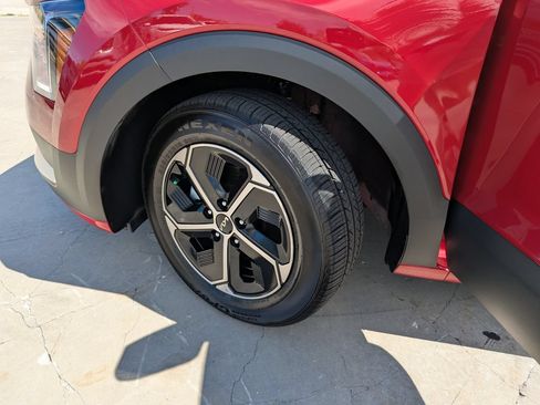 Certified 2025 Kia Niro LX FWD image 34