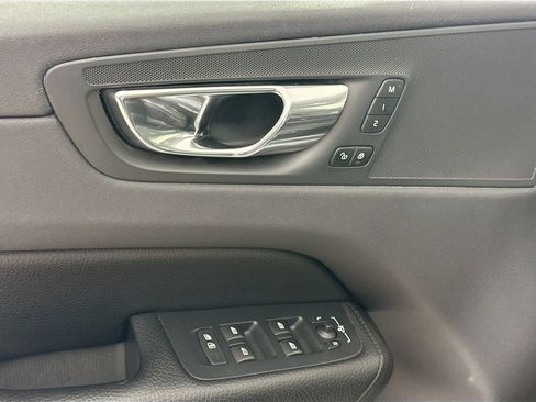 Used 2018 Volvo XC60 T6 Momentum w/ Convenience Package image 19
