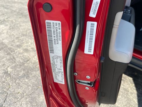 Used 2025 Jeep Compass Limited image 23