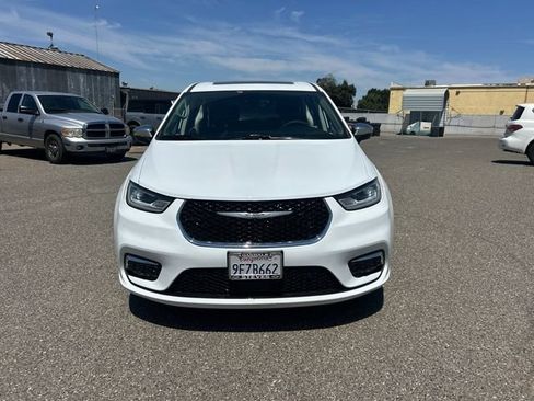 Used 2023 Chrysler Pacifica Limited w/ Uconnect Theater Family Group FWD image 2