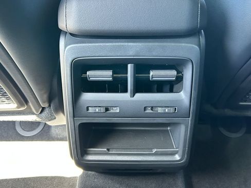 Used 2025 Porsche Macan Electric RWD image 32